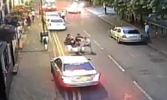 بالفيديو.. بلطجي مانشستر يفج رأس رجل بحجر وسط الشارع صورة رقم 1