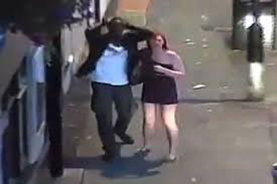 بالفيديو.. بلطجي مانشستر يفج رأس رجل بحجر وسط الشارع صورة رقم 3