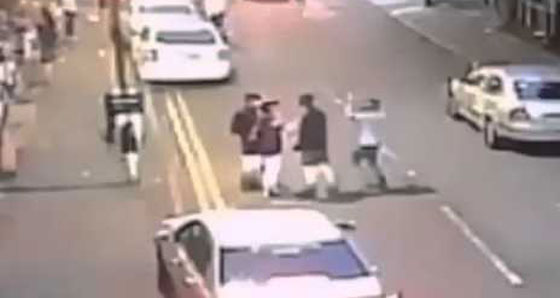 بالفيديو.. بلطجي مانشستر يفج رأس رجل بحجر وسط الشارع صورة رقم 4