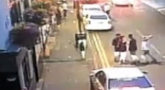بالفيديو.. بلطجي مانشستر يفج رأس رجل بحجر وسط الشارع صورة رقم 5
