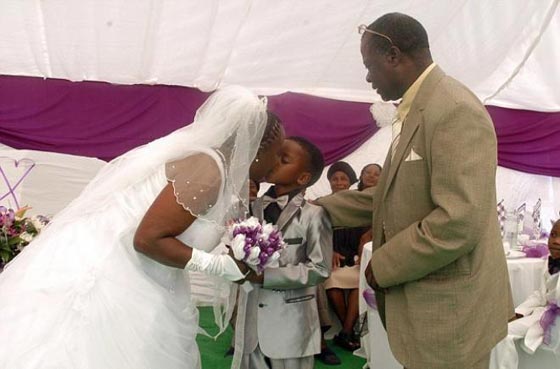 طفل 9 سنوات يتزوج من امرأة ستينية لارضاء اجداده! صورة رقم 1
