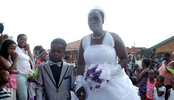 طفل 9 سنوات يتزوج من امرأة ستينية لارضاء اجداده! صورة رقم 14