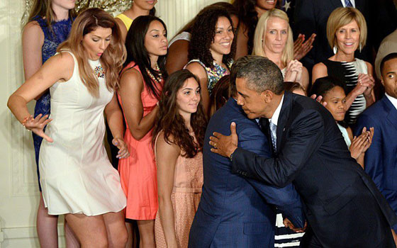 شاهد.. هل وقع اوباما في غرام لاعبة كرة سلة ام هي مجرد ملاطفة؟ صورة رقم 2