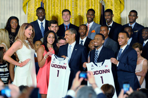 شاهد.. هل وقع اوباما في غرام لاعبة كرة سلة ام هي مجرد ملاطفة؟ صورة رقم 1