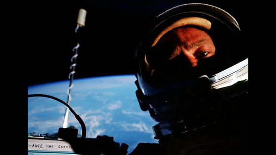 لاول مرة.. رائد فضاء يلتقط صورة سيلفي خلال عمله صورة رقم 1