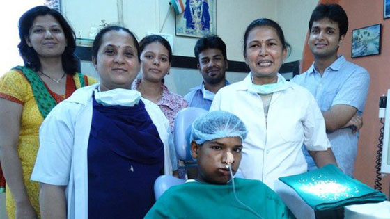 اطباء يقتلعون 232 سنا من فم شاب هندي يبلغ 17 عاما صورة رقم 3