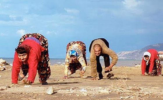 صور عائلة تركية يمشي افرادها على اطرافهم الاربعة كالحيوانات! صورة رقم 11