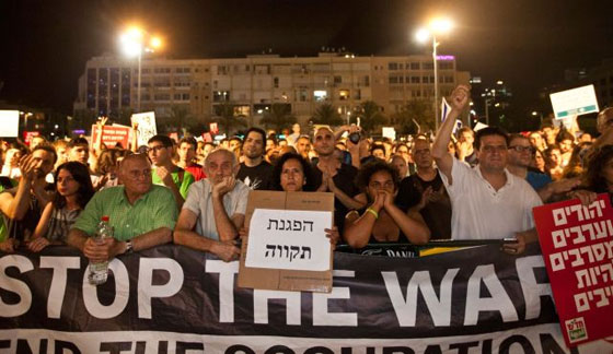 مظاهرة تل ابيب: آلاف الإسرائيليين يطالبون بوقف الحرب ضد غزة صورة رقم 3