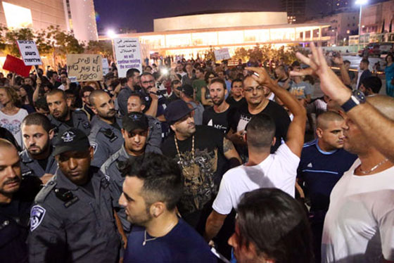 مظاهرة تل ابيب: آلاف الإسرائيليين يطالبون بوقف الحرب ضد غزة صورة رقم 6