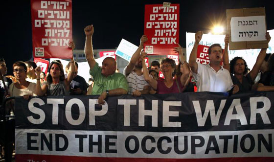 مظاهرة تل ابيب: آلاف الإسرائيليين يطالبون بوقف الحرب ضد غزة صورة رقم 9