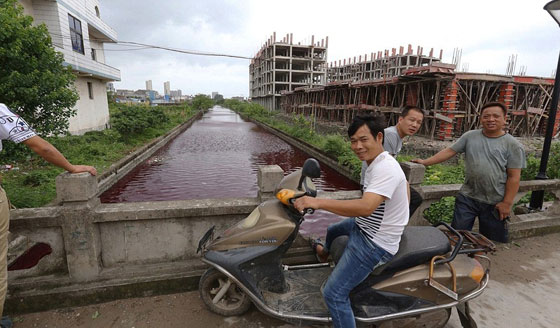 مفاجأة مرعبة.. كيف تحول النهر الصيني الى بحيرة من الدماء؟ صورة رقم 1