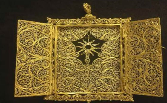 عائلة من فلوريدا تعثر على قلادة ذهبية من كنز غارق منذ 300 سنة صورة رقم 2
