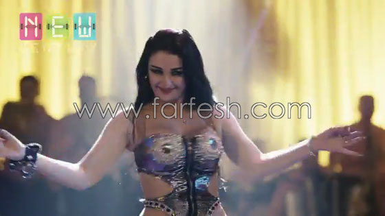 فيديو رقصة صافيناز الجديدة والجمهور يصفها بـ (ماكينة تدمير الشباب المصري)! صورة رقم 1