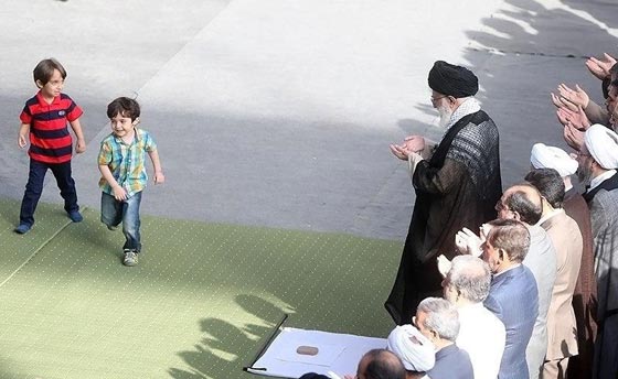 لماذا اخفت الوكالات الايرانية صور احفاد خامنئي اثناء صلاة العيد؟ صورة رقم 5