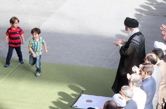 لماذا اخفت الوكالات الايرانية صور احفاد خامنئي اثناء صلاة العيد؟ صورة رقم 4