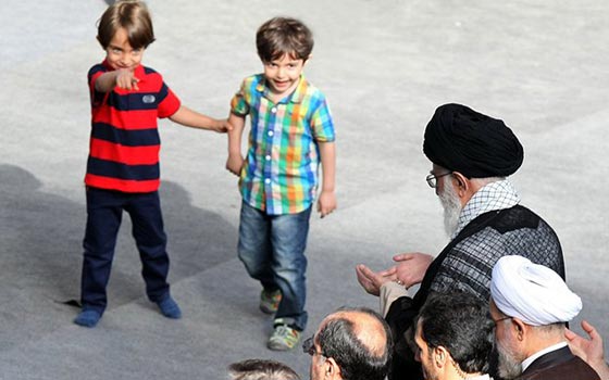 لماذا اخفت الوكالات الايرانية صور احفاد خامنئي اثناء صلاة العيد؟ صورة رقم 3