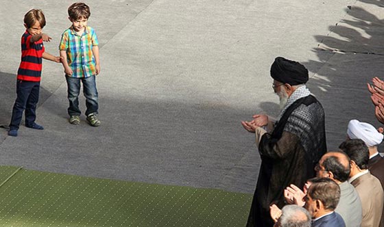 لماذا اخفت الوكالات الايرانية صور احفاد خامنئي اثناء صلاة العيد؟ صورة رقم 1