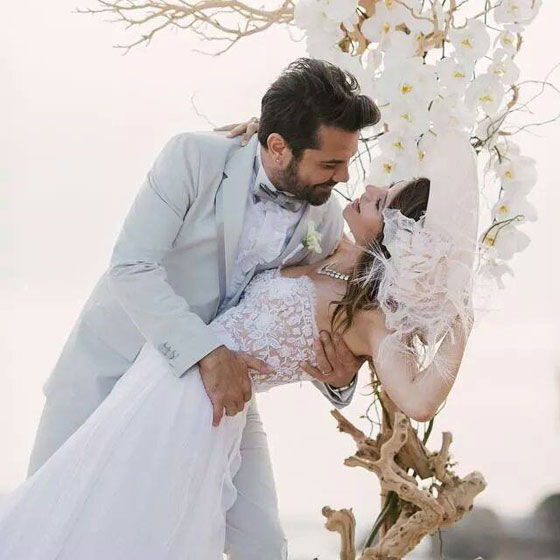 بالصور.. النجمة التركية (فاطمة) في إطلالة جذابة ليلة زفافها  صورة رقم 2