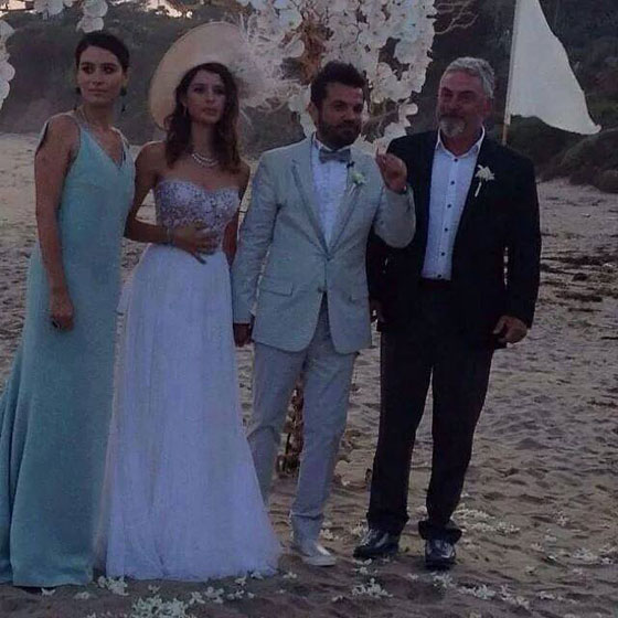 بالصور.. النجمة التركية (فاطمة) في إطلالة جذابة ليلة زفافها  صورة رقم 4