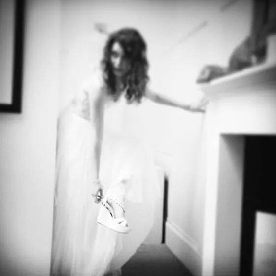 بالصور.. النجمة التركية (فاطمة) في إطلالة جذابة ليلة زفافها  صورة رقم 9