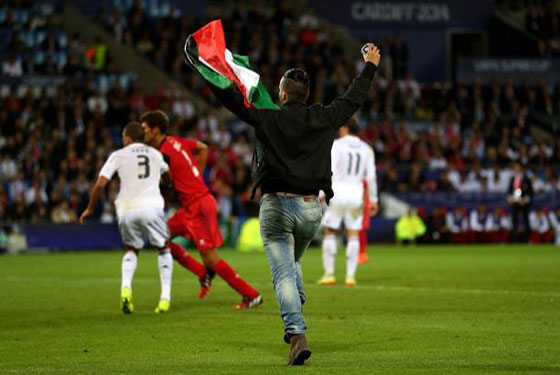 العلم الفلسطيني يرفرف في بطولة كاس السوبر الاوروبي لكرة القدم صورة رقم 2