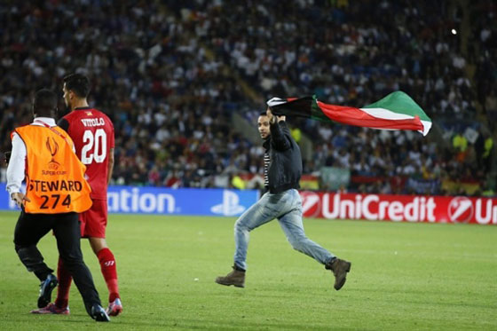 العلم الفلسطيني يرفرف في بطولة كاس السوبر الاوروبي لكرة القدم صورة رقم 1
