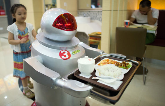نهاية عهد الندلاء.. روبوت يقدم الطعام للزبائن في مطعم صيني صورة رقم 2