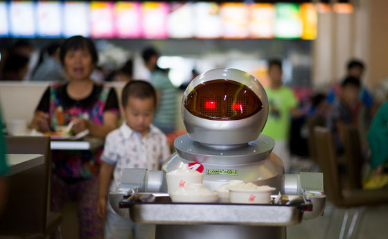 نهاية عهد الندلاء.. روبوت يقدم الطعام للزبائن في مطعم صيني صورة رقم 3