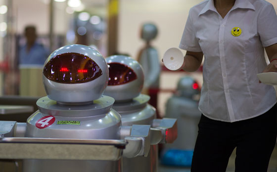 نهاية عهد الندلاء.. روبوت يقدم الطعام للزبائن في مطعم صيني صورة رقم 4