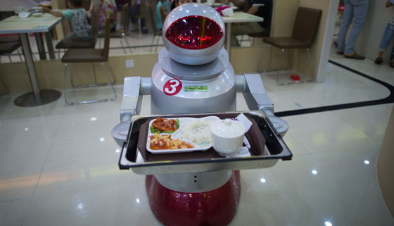 نهاية عهد الندلاء.. روبوت يقدم الطعام للزبائن في مطعم صيني صورة رقم 5