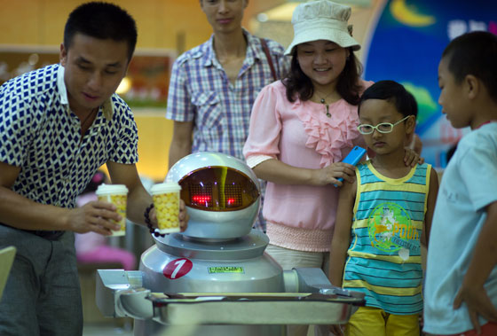 نهاية عهد الندلاء.. روبوت يقدم الطعام للزبائن في مطعم صيني صورة رقم 6
