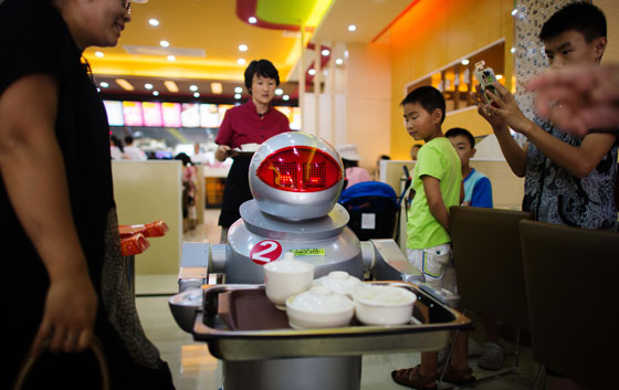 نهاية عهد الندلاء.. روبوت يقدم الطعام للزبائن في مطعم صيني صورة رقم 7