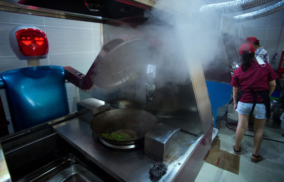 نهاية عهد الندلاء.. روبوت يقدم الطعام للزبائن في مطعم صيني صورة رقم 8