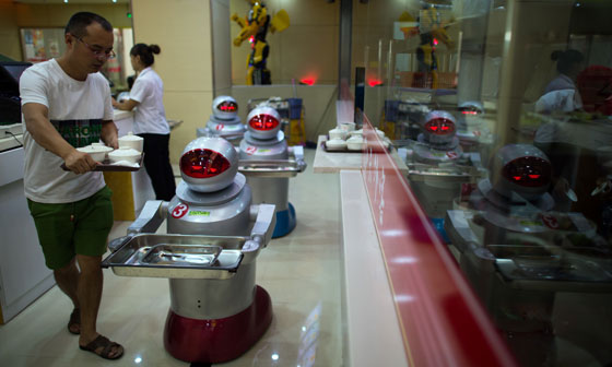 نهاية عهد الندلاء.. روبوت يقدم الطعام للزبائن في مطعم صيني صورة رقم 9