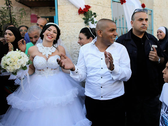احتجاجات واعمال عنف امام قاعة افراح بزفاف عربي من يهودية صورة رقم 2
