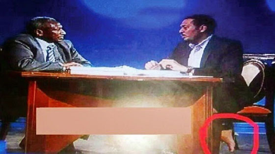  اعلامي سوداني يحاور ضيفه وهو حافي القدمين في الاستديو صورة رقم 1