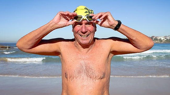 رجل في السبعين يحطم الرقم القياسي لقطع بحر المانش سباحة صورة رقم 1