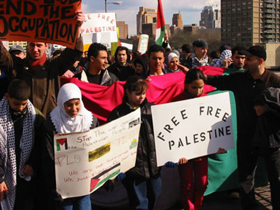 انتصارا لغزة الجريحة.. العلم الفلسطيني العملاق يرتفع في نيويوك صورة رقم 5