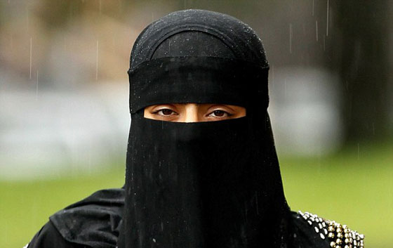 نقاب اميرة قطرية يستفز مسؤولا بلجيكيا فينتزعه عن وجهها في الشارع العام!! صورة رقم 2
