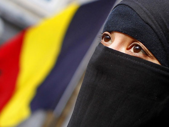 نقاب اميرة قطرية يستفز مسؤولا بلجيكيا فينتزعه عن وجهها في الشارع العام!! صورة رقم 3