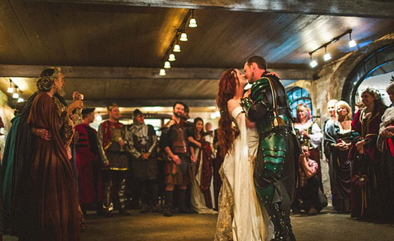صور وفيديو عاشقان للأفلام يتزوجان في أجواء العصور الوسطى صورة رقم 4