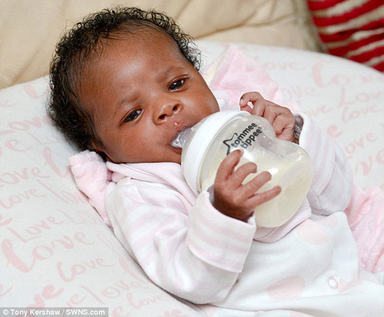  صور وفيديو: طفلة بعمر 3 ايام تذهل الاطباء تمسك زجاجة الحليب وتطعم نفسها صورة رقم 1