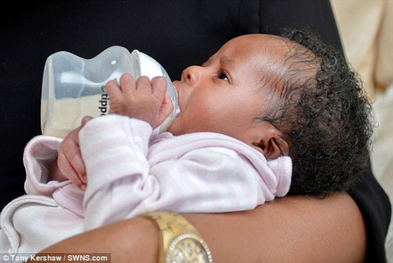  صور وفيديو: طفلة بعمر 3 ايام تذهل الاطباء تمسك زجاجة الحليب وتطعم نفسها صورة رقم 3
