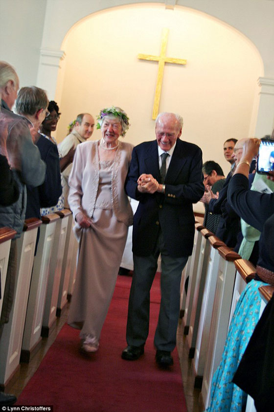 هذا هو الحب: عجوز (92 عاما) يتزوج حبيبته بعد 62 عاما  صورة رقم 2
