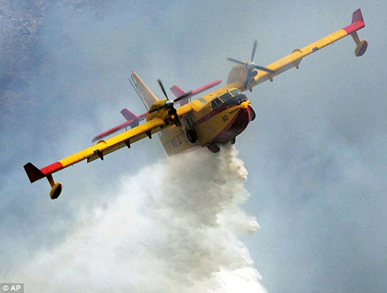 مصور الحرائق كاد يموت بعد اغراقه بشلال تساقط من طائرة صديقة صورة رقم 1
