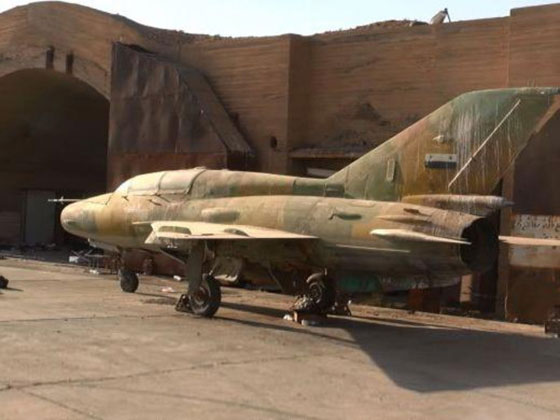 بالصور: غنائم داعش من مطار الطبقة.. بينها اسلحة متوسطة وطائرة سوخوي صورة رقم 3