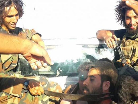 بالصور: غنائم داعش من مطار الطبقة.. بينها اسلحة متوسطة وطائرة سوخوي صورة رقم 6