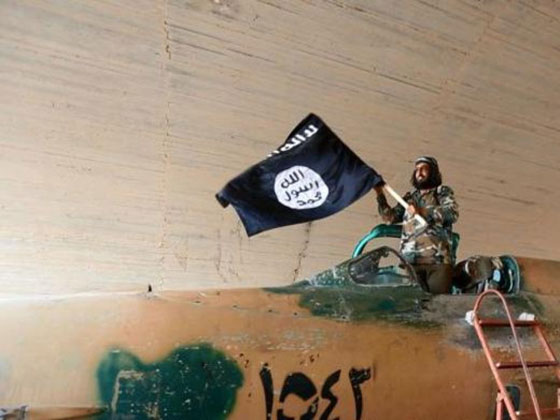 بالصور: غنائم داعش من مطار الطبقة.. بينها اسلحة متوسطة وطائرة سوخوي صورة رقم 2