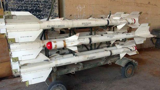 بالصور: غنائم داعش من مطار الطبقة.. بينها اسلحة متوسطة وطائرة سوخوي صورة رقم 1