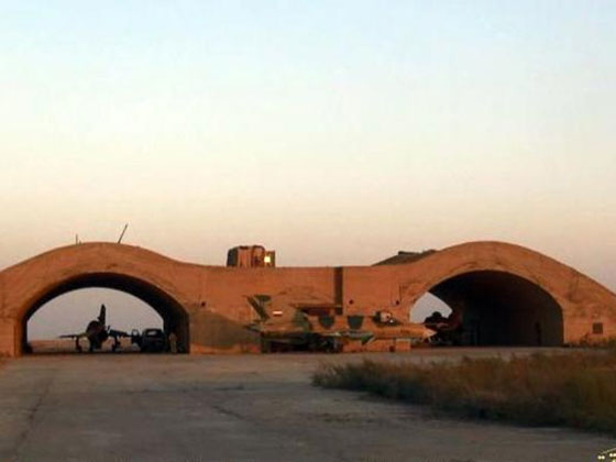 بالصور: غنائم داعش من مطار الطبقة.. بينها اسلحة متوسطة وطائرة سوخوي صورة رقم 13